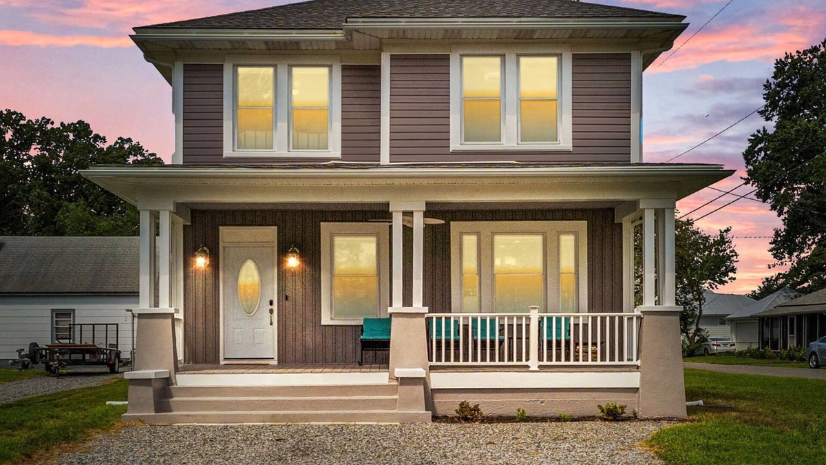 Colonial Beach House | Modern Bay View Beach House