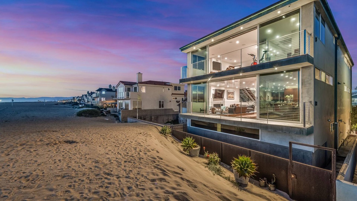 Silver Strand House | Modern Beach Front architectural home-3 king beds- family friendly beach