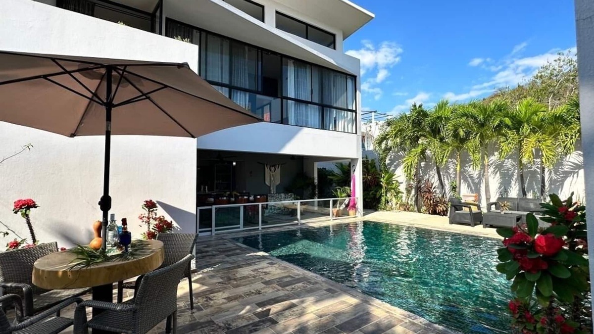 Crucecita House | Modern Beach Home, pool, hot water. 10 min from the beach. For 8-10 guess!