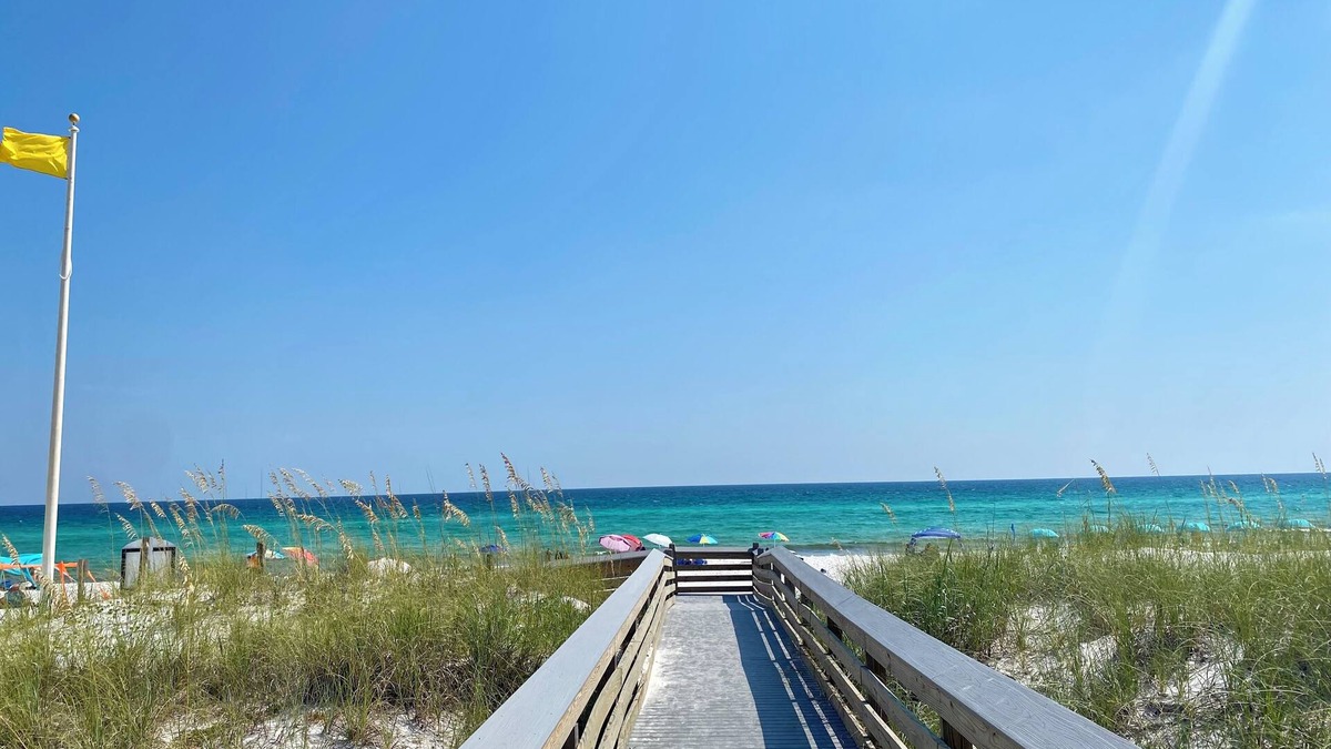 Fort Walton Beach Condo | Modern BEACHFRONT Studio condo near Destin, Gym, WiFi, W/D & Heated POOL