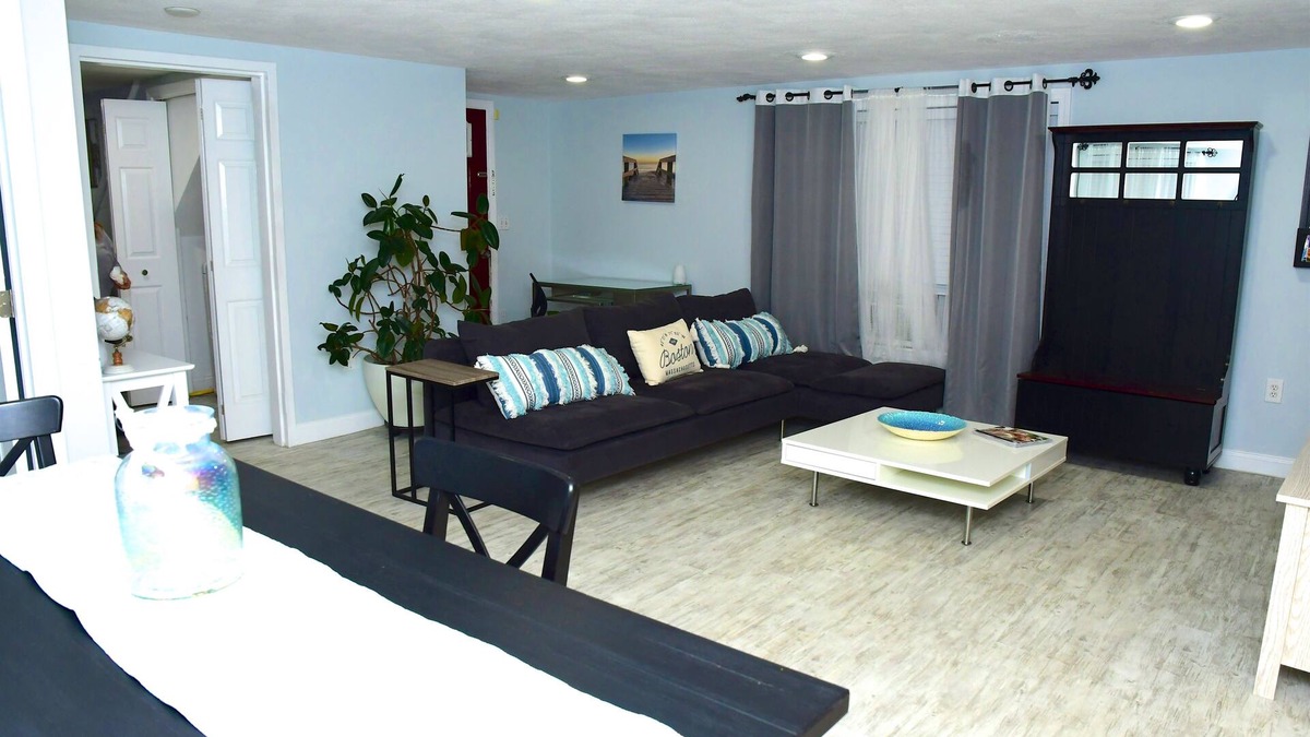Revere Apartment | Modern Beachside Space - Near Boston/Airport/Train