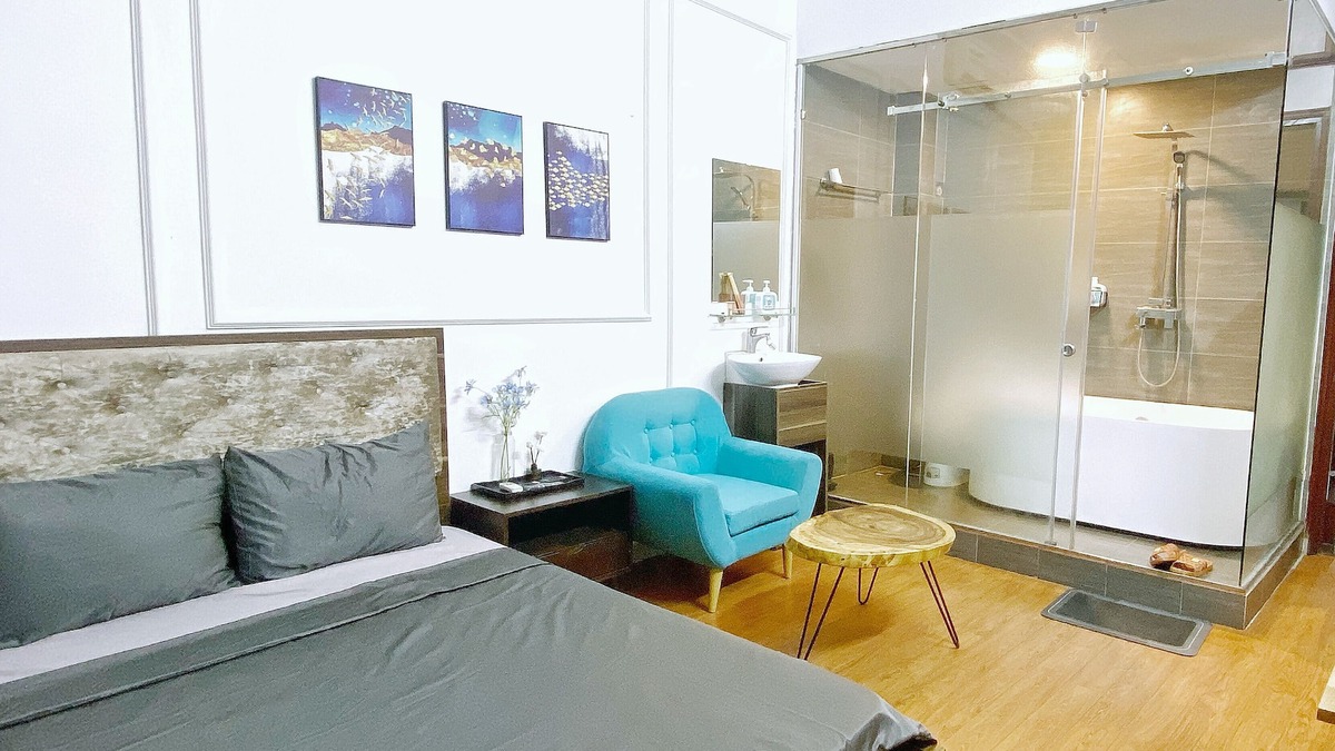 Van Mieu House | Modern bedrom in Liight Homstay Hanoi with Netflix, Kitchen, Washer & Dryer