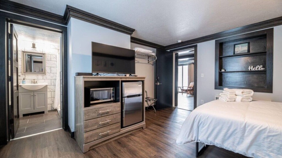 North Muskegon Apartment | Modern Boutique Queen Studio | Near Downtown Muskegon
