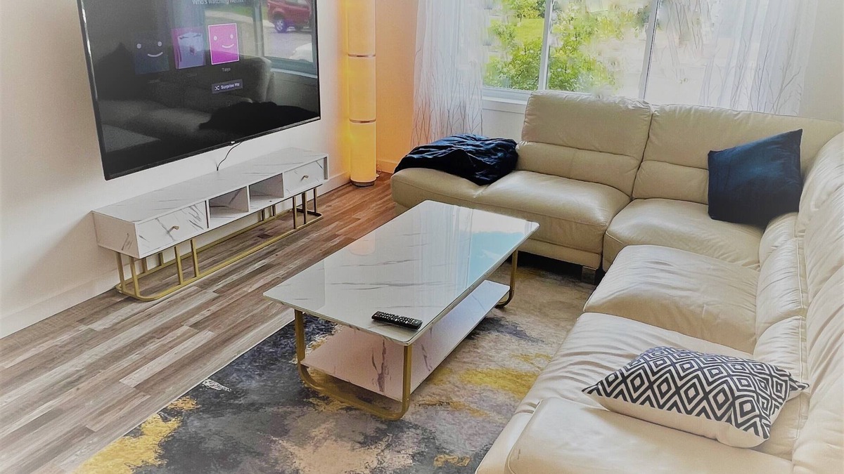 LaSalle Apartment | Modern, Bright and Spacious with parking