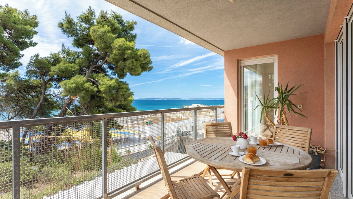 Znjan Apartment | Modern, bright and spacious two bedroom apartment in Split next to Znjan beach.