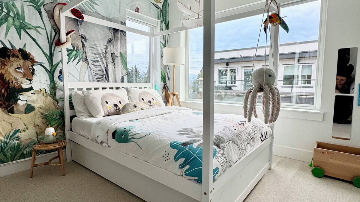 North Vancouver House | Modern bright townhome near mountains and beaches