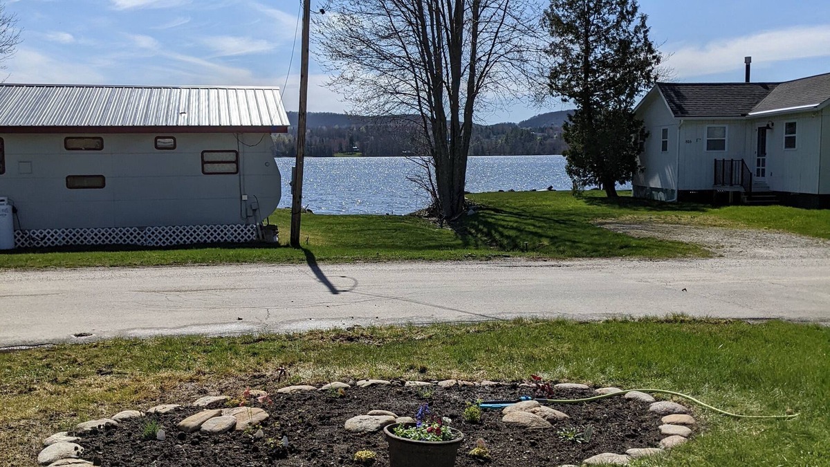 Derby House | Modern, bright house set back from shores of Lake Salem, Vermont