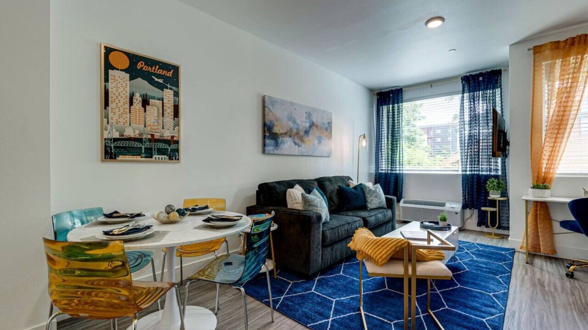 King Apartment | Modern & Bright Walkable Alberta Condo, Fast WiFi