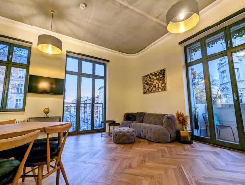 Friedrichshain-Kreuzberg Apartment | Modern building with vertical garden & 2 bedrooms