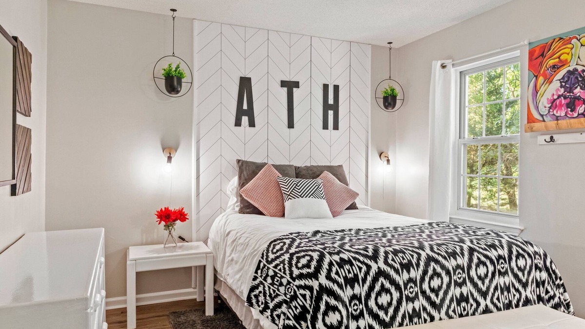 Winterville House | Modern Bulldog Escape w/patio
