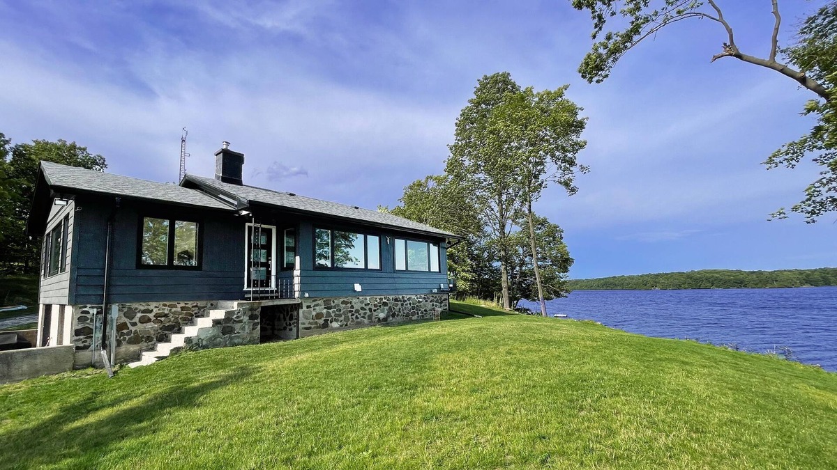 Frontenac Cottage | Modern Waterfront Cottage - Stunning Panoramic Views - Tranquil Lake Retreat🏡☀️