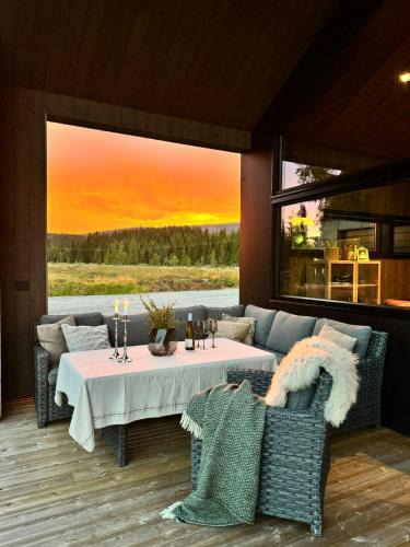 Lierne House | Modern Cabin By The Lake In Kvelia