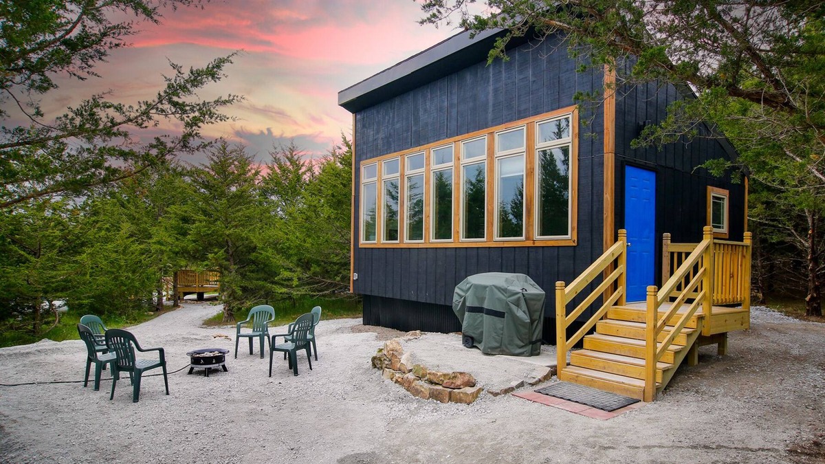 Ashland Cabin | Modern Cabin. Communal Sleeping - 2 Queen Beds + Full Trundle. Pet Friendly!