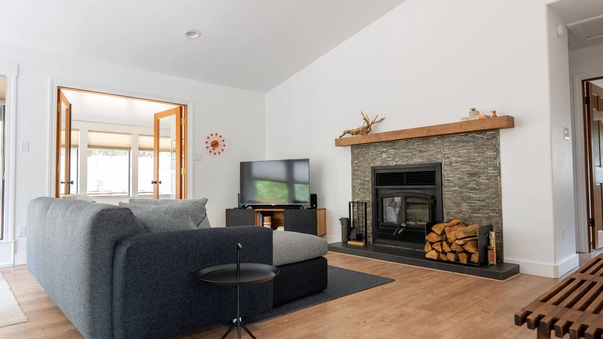 Tahoe Paradise House | Modern Cabin Near Trails - Fenced-in Yard, Kid, Dog & Remote-Work Friendly!