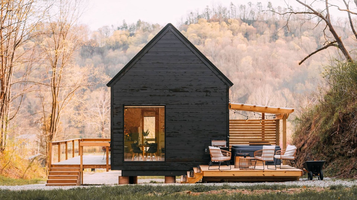 Frenchburg Cabin | Modern Cabin Nestled on 40 Acres w/ Hot Tub