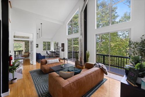 Berkeley Springs House | Modern Cabin on 26 acres,Hot Tub,Fire Pit,GameRoom