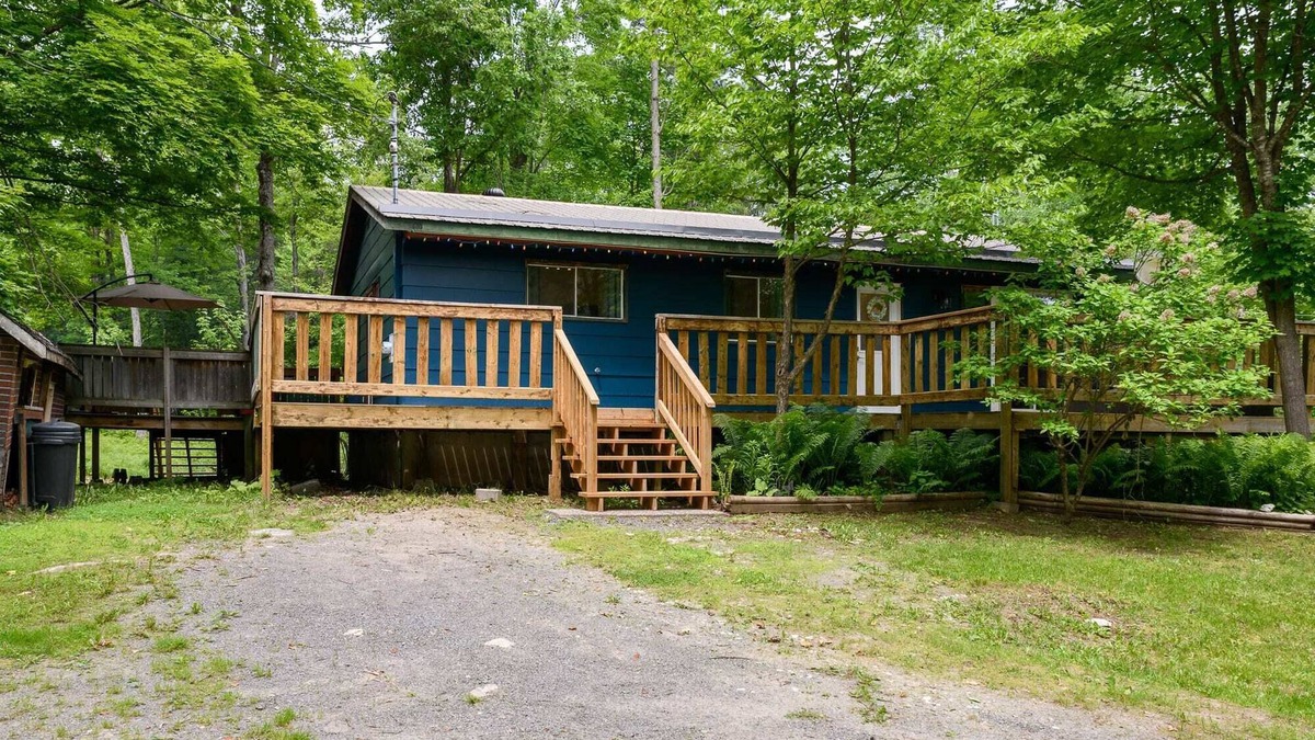 Mississippi Mills House | Modern Cabin Retreat with Patio & Outdoor Firepit