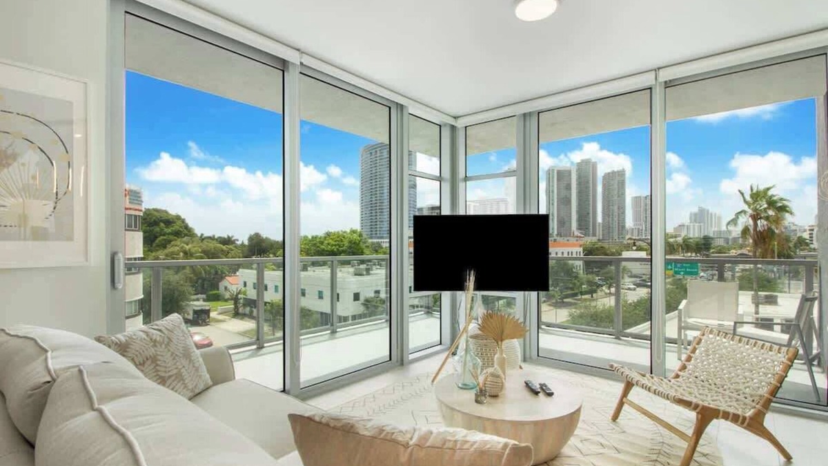 Northeast Miami Apartment | Modern Central 2-bedroom 2-bathroom Pool Parking