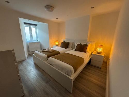 Wellingborough Apartment | Modern Central Apartments Sleeps 4 and 8 Guests with Balcony