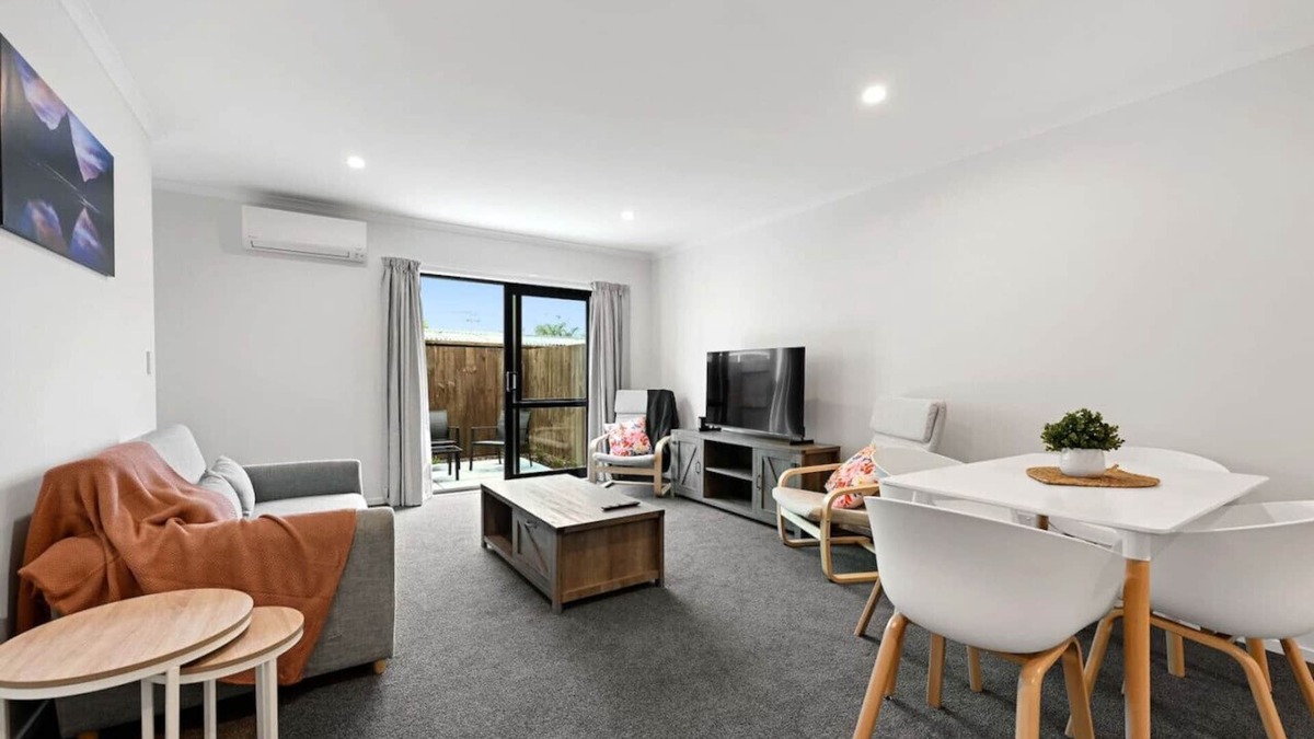 Frankton Apartment | Modern & Central - Close to Hospital & Lake Walks