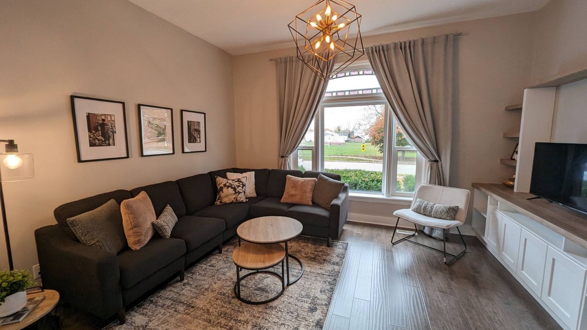 Petrolia House | Modern century home, 3 minutes from Downtown!