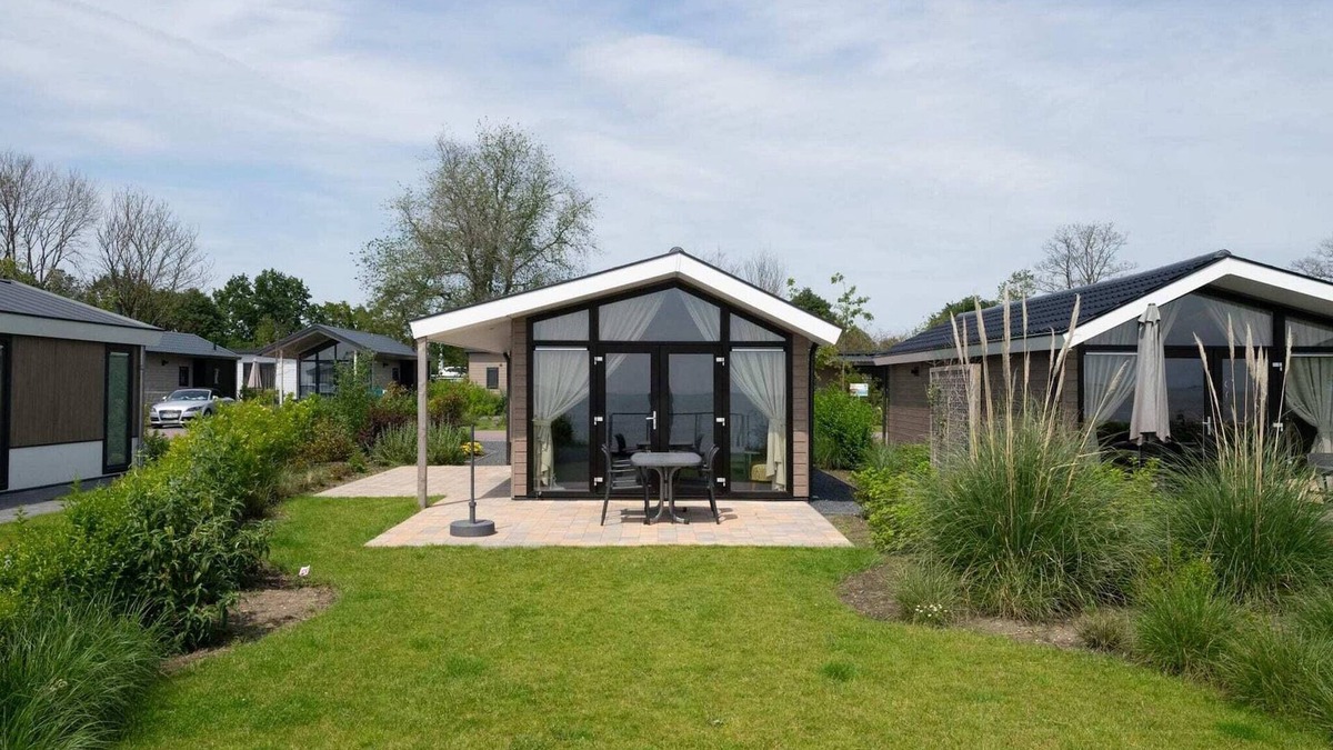 Bovenkarspel Ski Chalet | Modern chalet located on the Markermeer