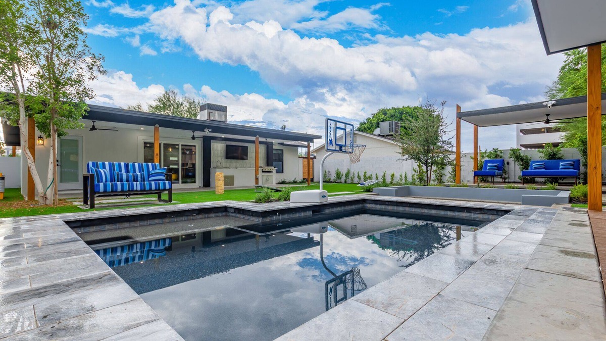 Garfield House | Modern Chic Downtown 3BD 3BR with Pool and Spa