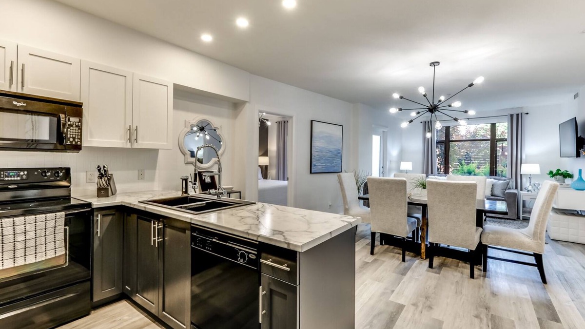 South Pandosy Condo | Modern, Chic, King Bed & Gym! Best Neighbourhood! Walk to Fab Restaurants!