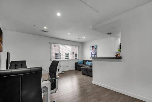 Wilshire Apartment | Modern Chic One Bedroom In Hollywood-Koreatown Area With Parking