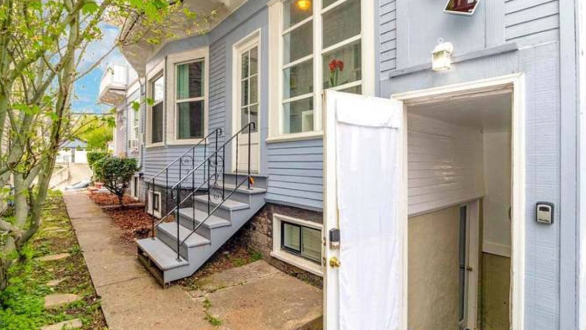 West Woodland Apartment | Modern city apartment with free internet and full kitchen