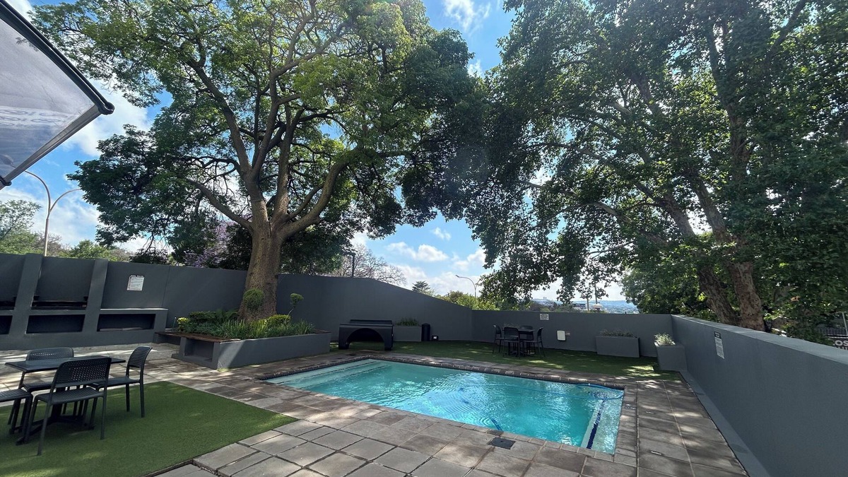 Parkwood Apartment | Modern City Escape 5min from Rosebank mall Fast WiFi Parking Pool Cinema