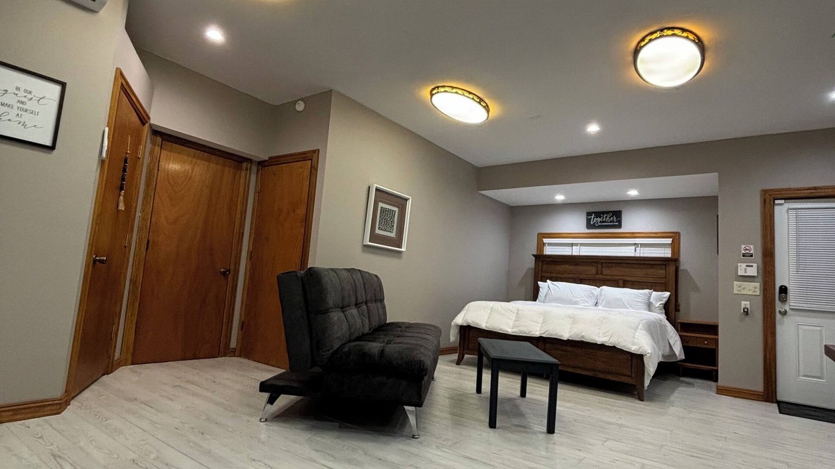 Cookeville House | Modern clean fresh studio in enchanting Cookeville with WiFi and private parking