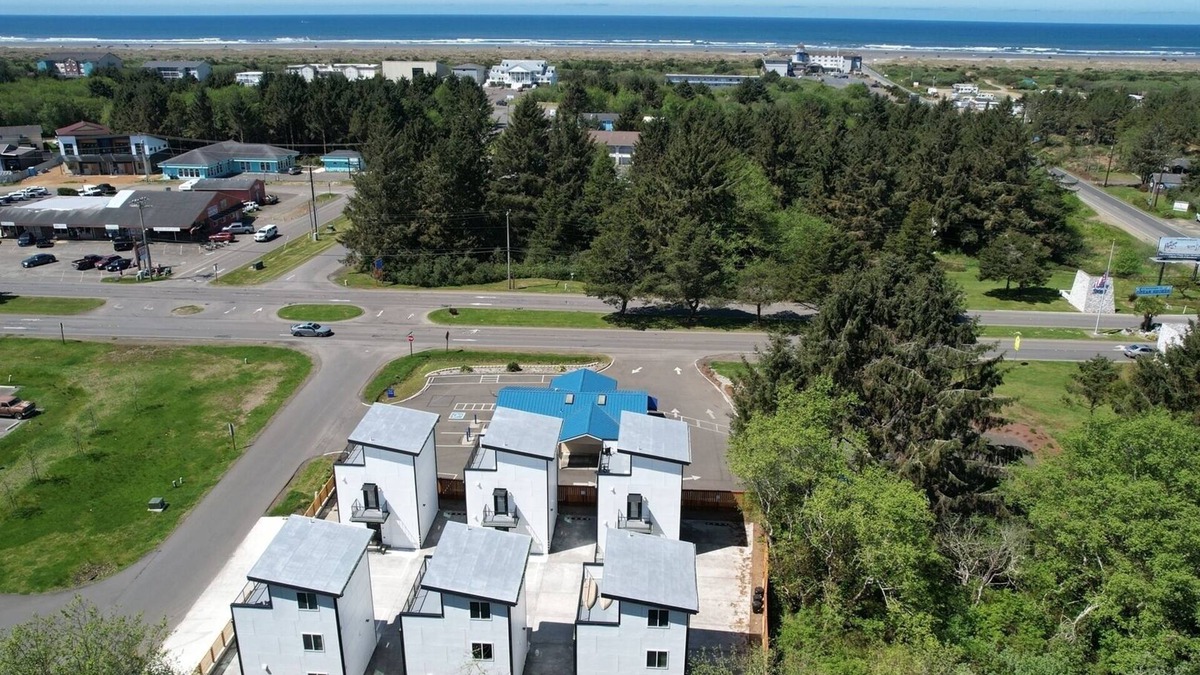 Ocean Shores House | Modern Coastal Getaways # 2 ~Brand New in Downtown Ocean Shores~