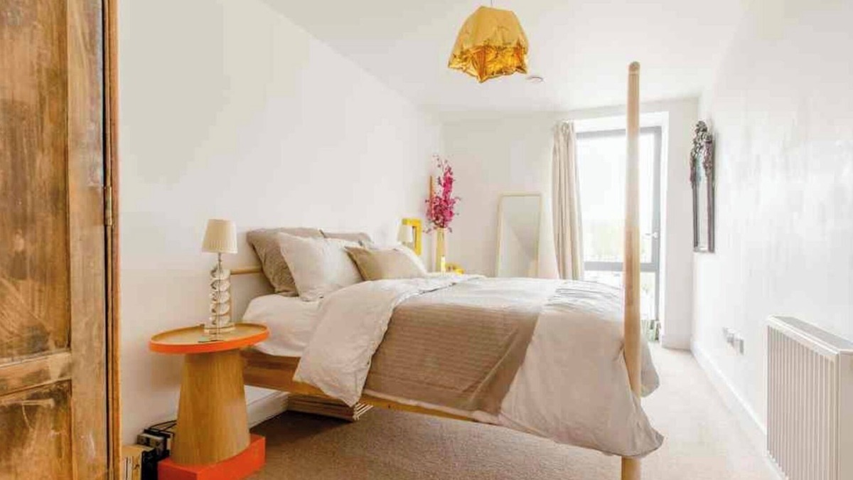 Harrow Road Apartment | Modern Colourful Room