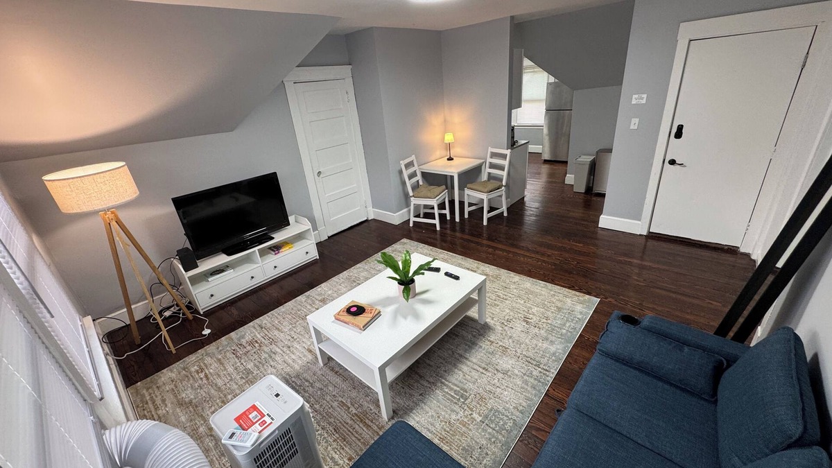 New Haven House | Modern Comfort - 2BR Spacious Suite - Near Yale