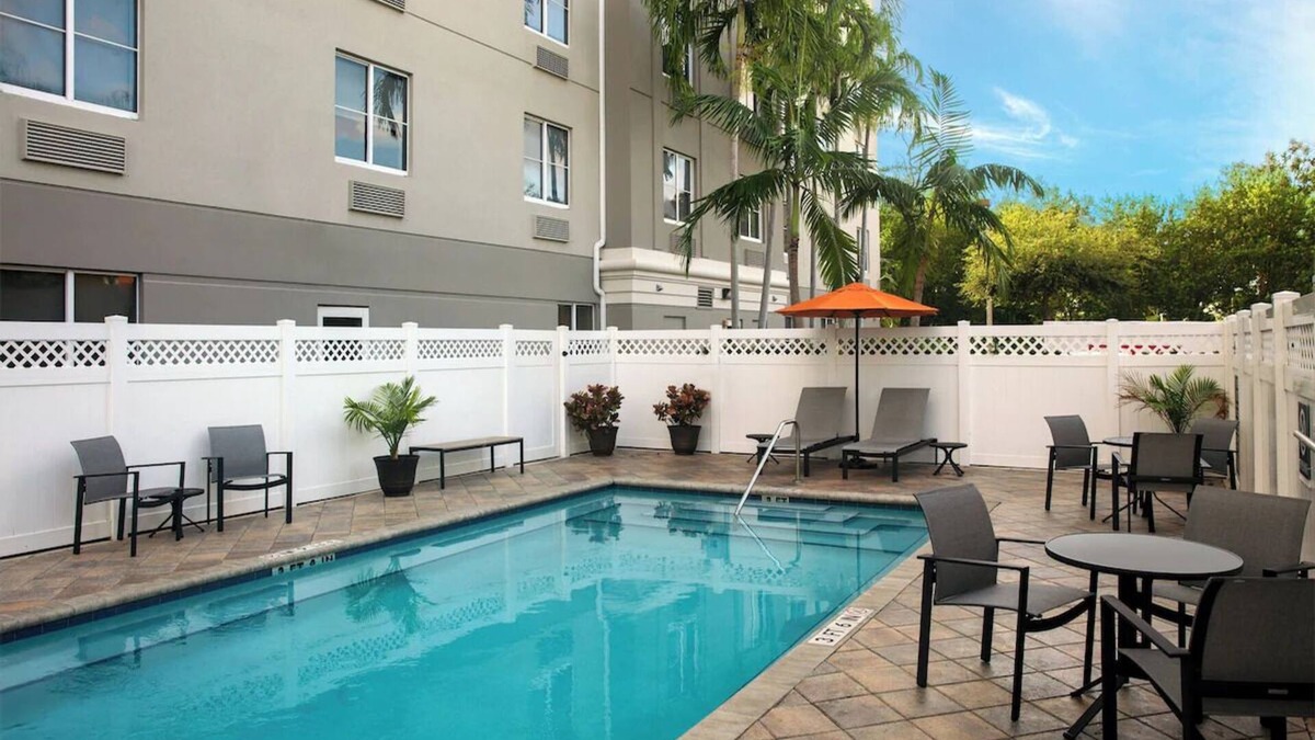 Dania Beach Hotel | Modern Comfort: 4 Units. Onsite Pool. Parking. Short Drive to Port Everglades!