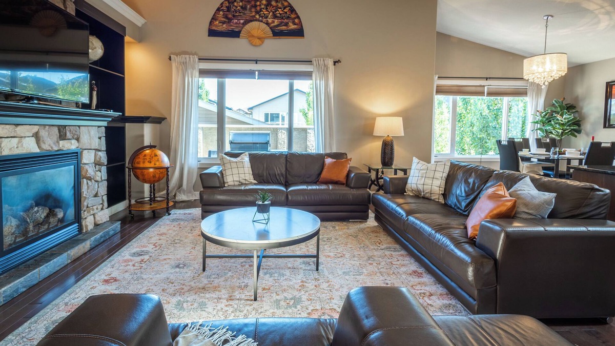South Lethbridge House | Modern Comfort, cozy family home for work & leisure in the luxurious Southside