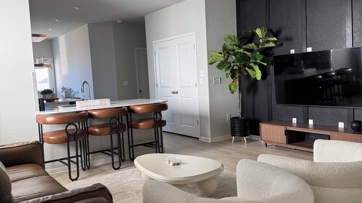 Buda House | Modern Comfort in Buda – Family & Group Friendly