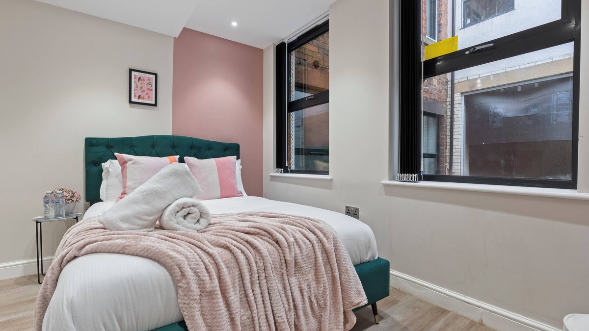 Leeds City Center Apartment | Modern Comfort in Central Leeds!