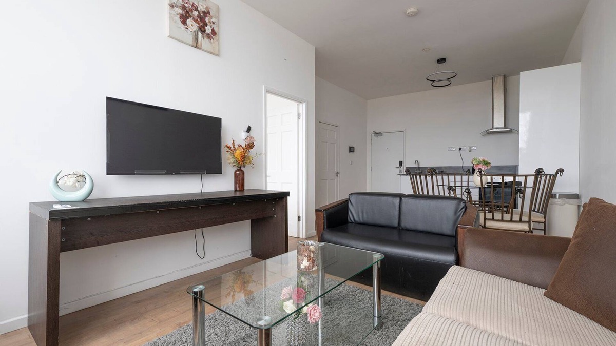 Smethwick Apartment | Modern comfort near The Hawthorns Station