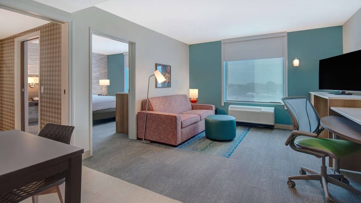 Garden Grove Hotel | Modern Comforts! Pool, Parking, Breakfast. Minutes to Discovery Science Center!