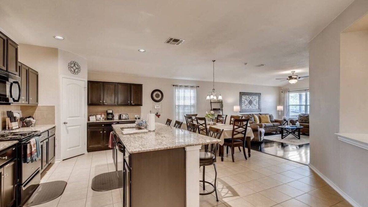 Solana Ridge House | Modern comfy home perfect for Lackland BMT/San Antonio Visit, mins to Sea World