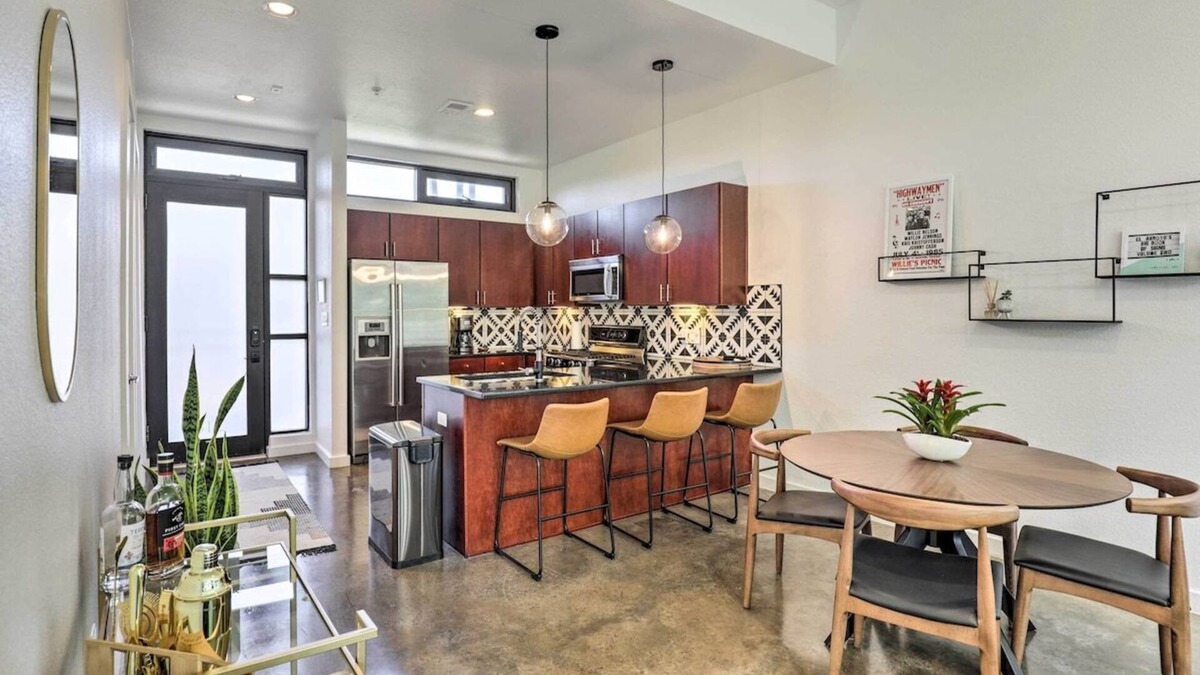 South Lamar Condo | Modern Condo in Trendy SoLa with Balcony