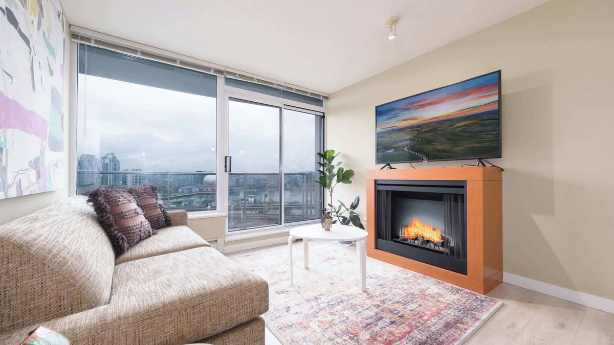 Crosstown Apartment | Modern Condo with Pool, Sauna & Jacuzzi in Central Location