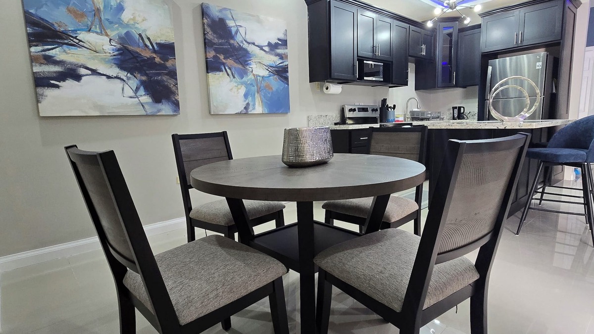 Barbican Apartment | Modern corporate Travel apartment in Central Kingston close to all ammenities