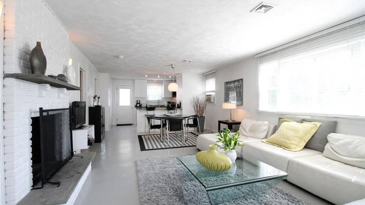 Newport East Cottage | Modern Cottage Near First Beach