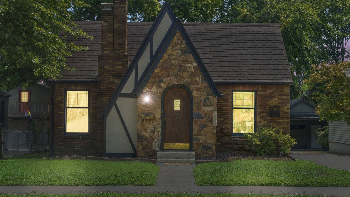 Cherry Street House | Modern Cottage w/King Bed + Mins to TU or Expo Square