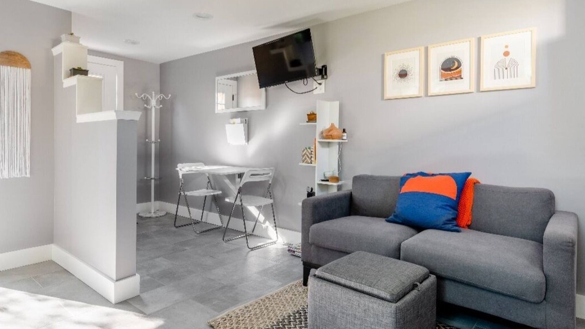 Oakland House | Modern cottage with full kitchen & private patio.Close to great hiking trails!
