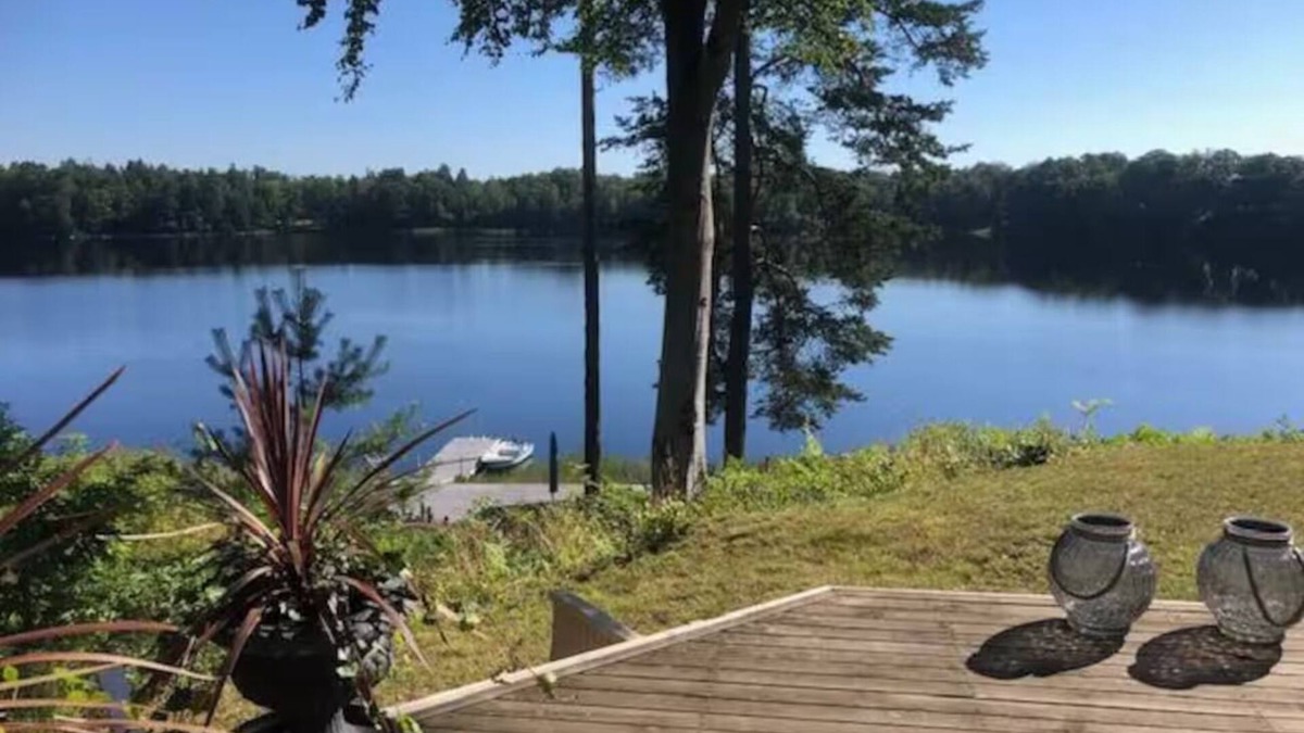 Vittsjo Cabin | Modern cottage with lake view