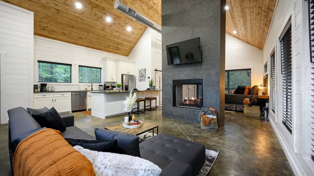 Broken Bow Cabin | Modern Couples Getaway